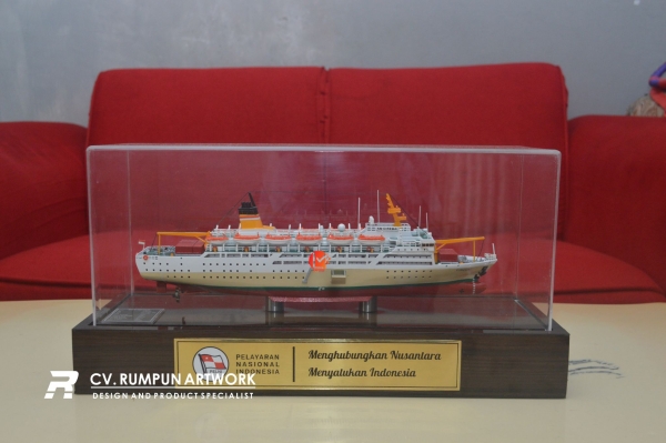Miniatur Kapal Pelni KM Ciremai