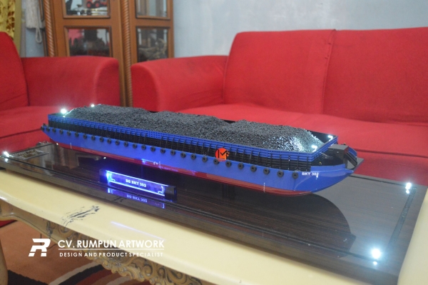 Miniatur Kapal Tongkang BKT 302