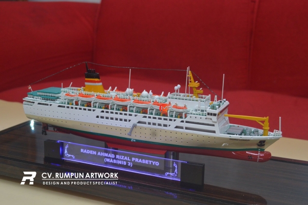 Miniatur Kapal Pelni KM Dorolonda