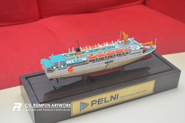 Miniatur Kapal Pelni Labobar