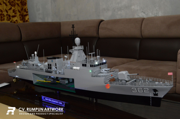 Miniatur Kapal Cutout KRI Malahayati