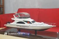 Miniatur Kapal Yacht Kapten Benedict