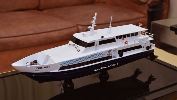Miniatur Kapal Crew Boat Patroli Penguin 01