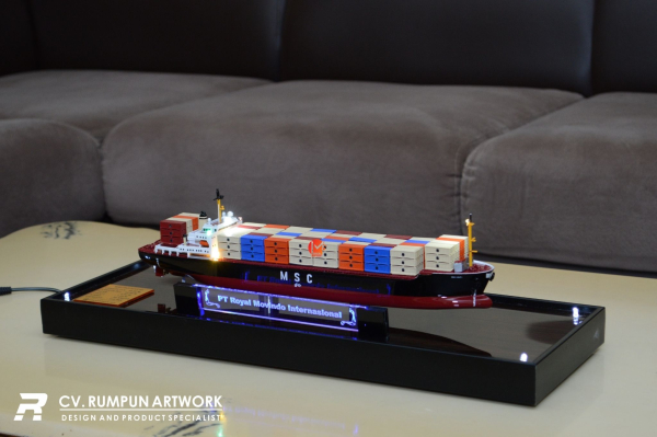 Miniatur Kapal Kontainer MSC