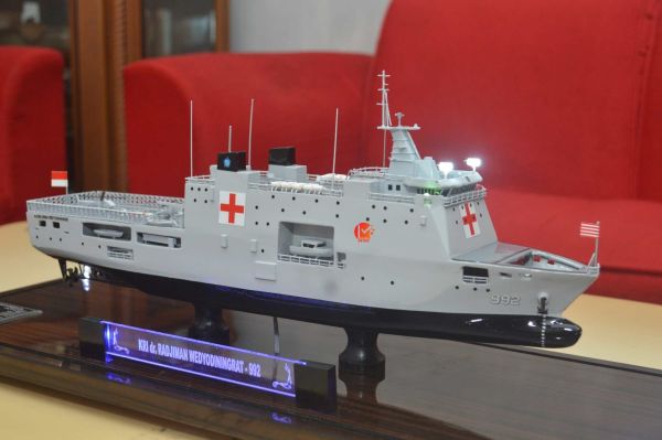 Miniatur Kapal KRI Radjiman Wedyodiningrat