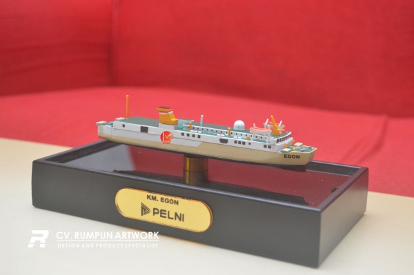 Miniatur Kapal Pelni Egon