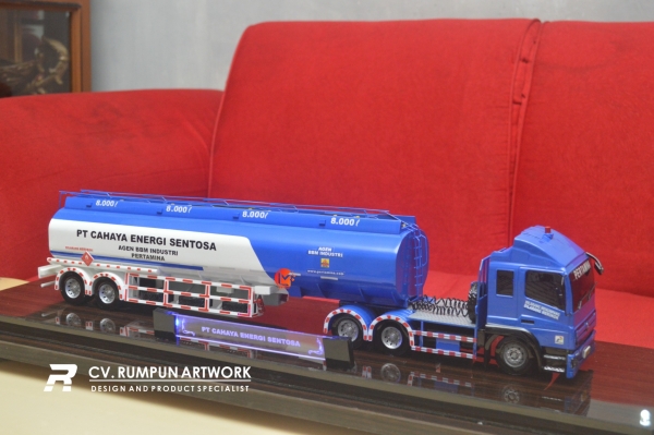 Miniatur Kapal Truk Tanki Cahaya Energi Santosa