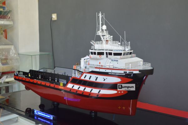 Miniatur Kapal Supply Holmen Endeavour