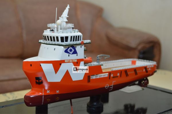 Miniatur Kapal Supply West Sea Titan