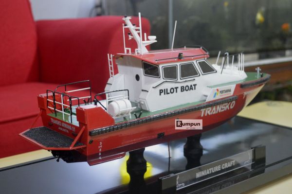 Miniatur Kapal Crew Boat Patroli Transko Arwana 01