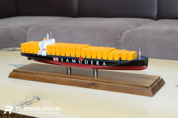 Miniatur Kapal Kontainer Samudera