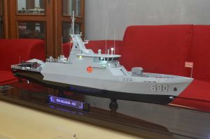 Miniatur Kapal Perang KRI Halasan 630