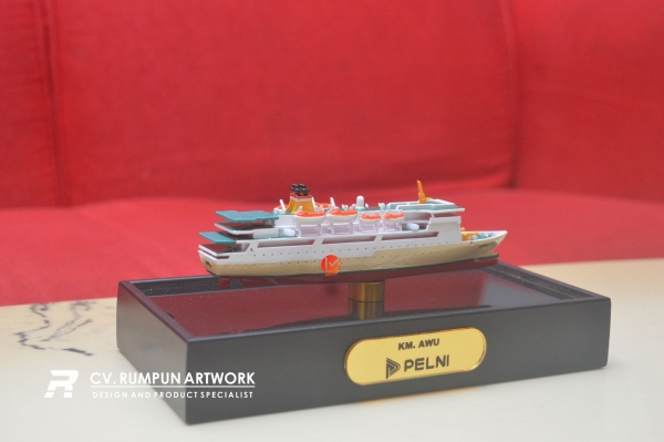 Miniatur Kapal Pelni KM Awu