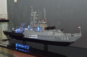 Miniatur Kapal Perang KRI Tjiptadi 381