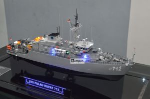Miniatur Kapal Perang KRI Pulau Rupat 712