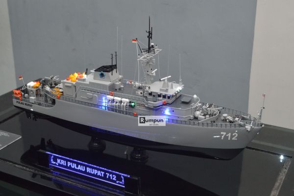 Miniatur Kapal Perang KRI Pulau Rupat 712