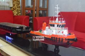 Miniatur Kapal Tongkang dan Tug Boat