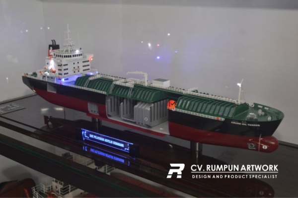 Miniatur Kapal Cut Out Crude Oil Tanker