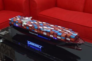 Miniatur Kapal Container Colombo Express Hapag Lloyd