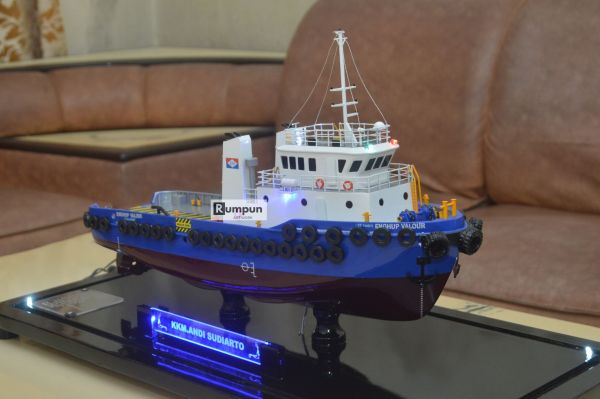 Miniatur Kapal Supply Enghup Valour