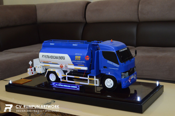 Miniatur Truk Tanki PT Putra Kencana Energi
