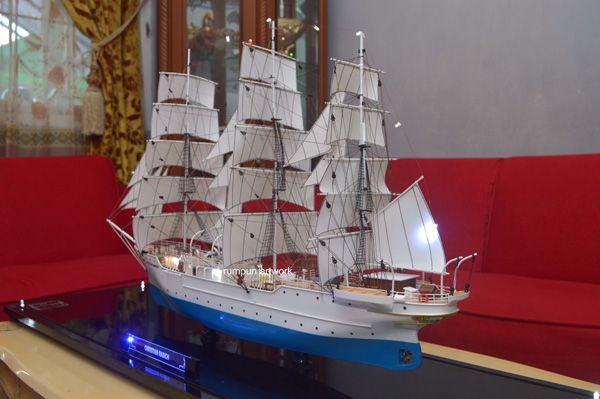 Miniatur Kapal Christian Radich