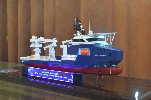 Miniatur Kapal Supply Topaz Praya
