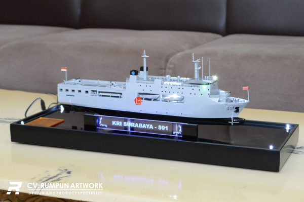 Miniatur Kapal Perang KRI Surabaya
