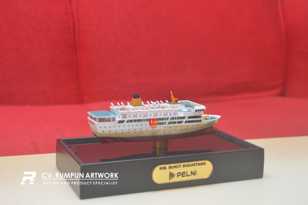 Miniatur Kapal Pelni KM Bukit Siguntang