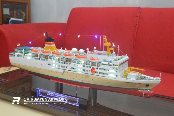 Miniatur Kapal Pelni KM Bukit Siguntang