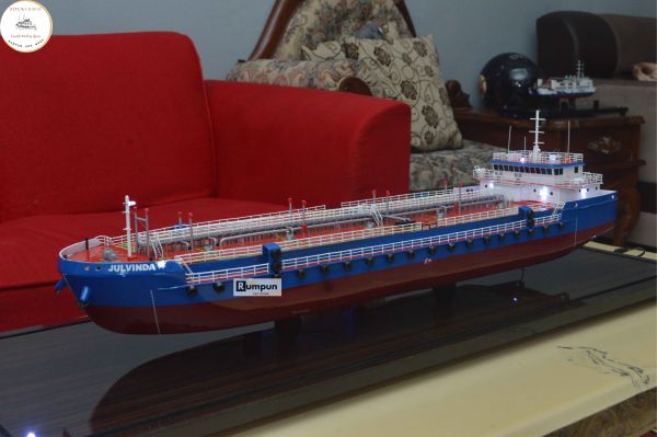 Miniatur Kapal Tanker SPOB Julvinda