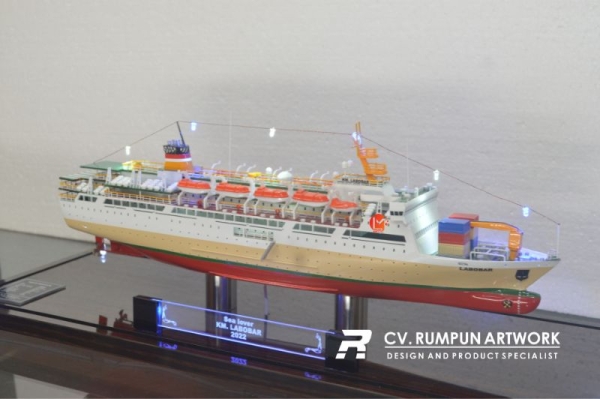 Miniatur Kapal Pelni KM Labobar