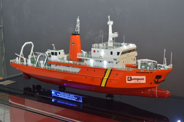 Miniatur Kapal Survey Geomarin III