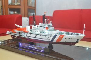Miniatur Kapal Survey KN Trisula P-111