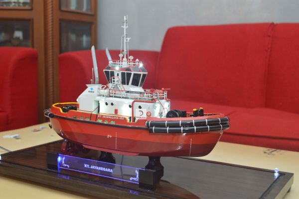 Miniatur Kapal Tugboat KT Jayanegara 402