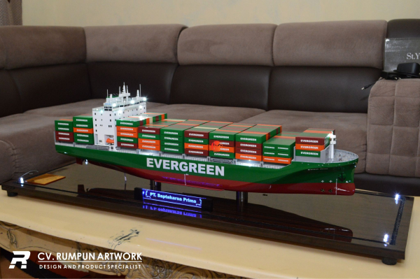 Miniatur Kapal Kontainer Ever Win