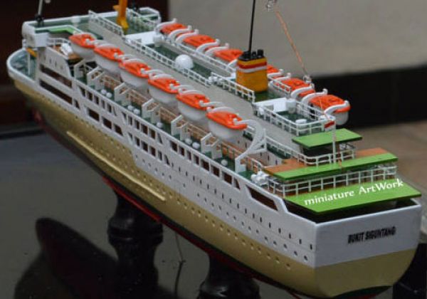 Miniatur Kapal Pelni KM Bukit Siguntang