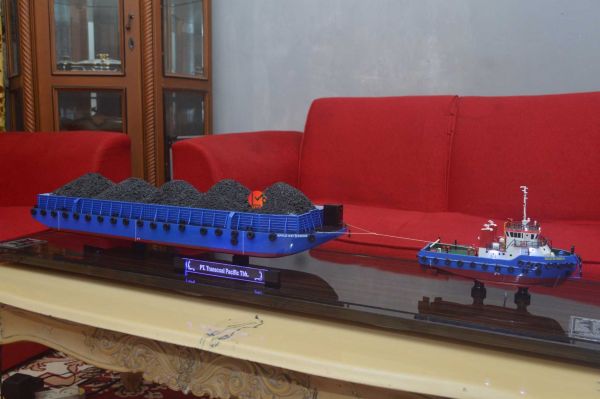 Miniatur Kapal Tugboat Sieclan Power 819 & Tongkang Barge Apple 819