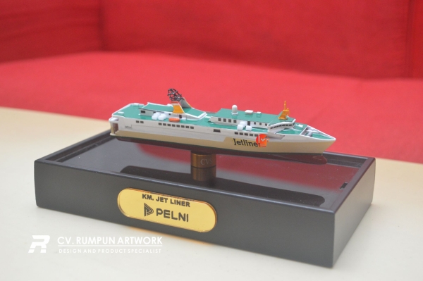 Miniatur Kapal Pelni KM Jet Linner