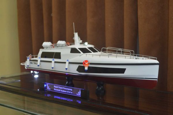Miniatur Kapal Cepat Penumpang KM Tailana