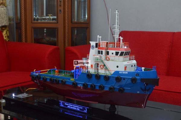 Miniatur Kapal Supply ES Rain