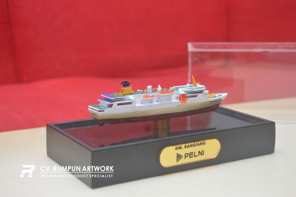 Miniatur Kapal Pelni KM Singiang