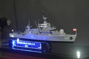 Miniatur Kapal Perang KRI Usman Harun 359