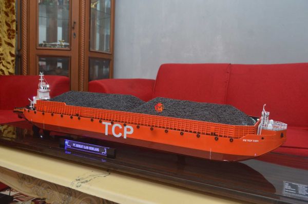 Miniatur Kapal Tugboat PT TCP 202 & Tongkang PB TCP 3301