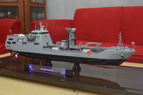 Miniatur Kapal Perang KRI Bontang 907