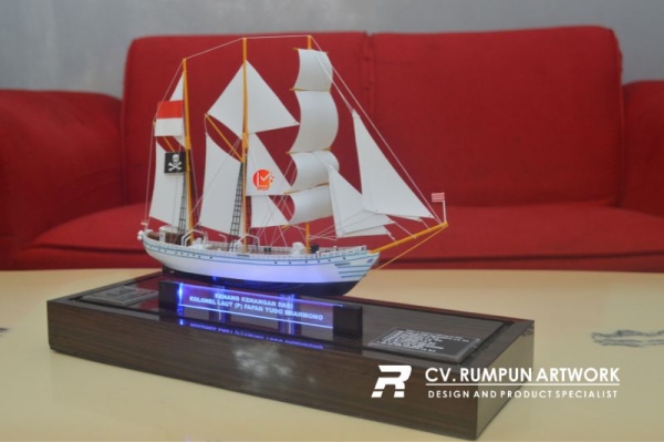 Miniatur Kapal Layar Dewaruci