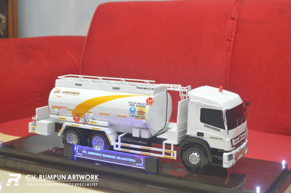 Miniatur Truk Tanki PT Umrindo Mandiri Sejahtera