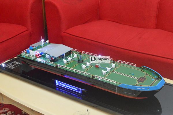 Miniatur Kapal Tongkang Oil SPOB POET 2001