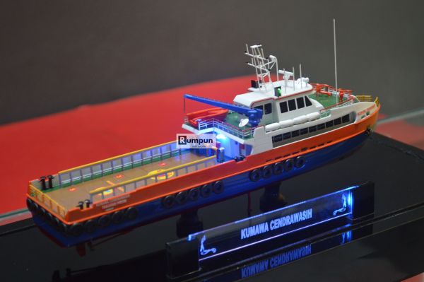 Miniatur Kapal Crew Boat Patroli Kumawa Cendrawasih