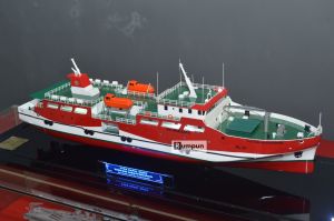 Miniatur Kapal Survey Latih Sultan Hasanudin